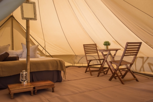 hotel-bell-tent-super_bell_tent-beds-table-chairs